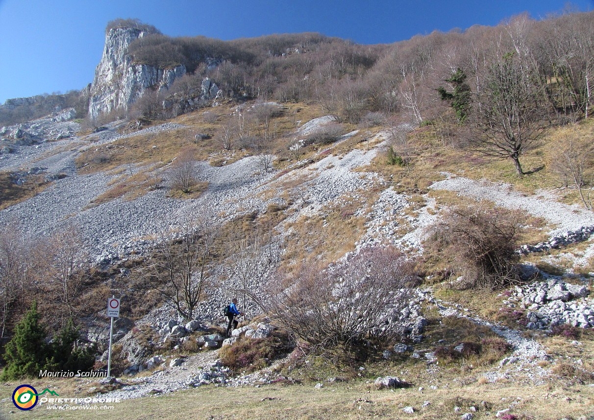 04 Località Corna marcia. Oltrepasso una costruzione e al cartello devio a destra, seguendo  scrupolosamente i segni verdi....JPG